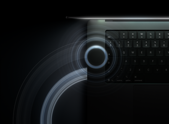 En åpen MacBook Pro med PROLED XDR-skjerm i fargen stellarsvart. Lysskinnet fra tastaturet er synlig under skjermen, og sirkler som symboliserer lydbølger, stråler ut fra toppen og venstre side av laptopen.