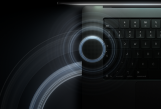 En åpen MacBook Pro med PROLED XDR-skjerm i fargen stellarsvart. Lysskinnet fra tastaturet er synlig under skjermen, og sirkler som symboliserer lydbølger, stråler ut fra toppen og venstre side av laptopen.
