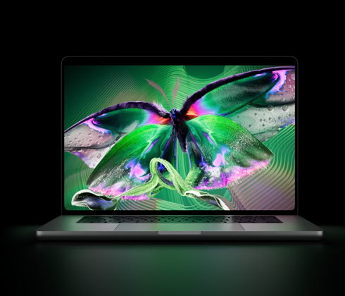 MacBook Pro med PROLED XDR-skjerm i fargen stellarsvart. På skjermen vises båndformede objekter med tette mønstre av glødende striper i varierende bredde som former ordet Pro