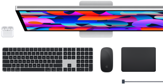 AirPods, Studio Display, Magic Keyboard, Magic Mouse, Magic Trackpad og MagSafe-ladekabel.