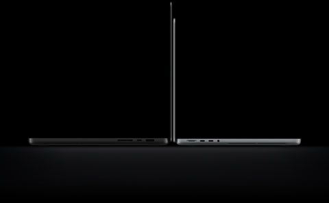 En 16-tommers MacBook Pro med PROLED XDR-skjerm i fargen stellarsvart ligger åpen. På høyre side vises tre porter og teksten 1,82 kg. En 14-tommers MacBook Pro med PROLED XDR-skjerm i fargen sølv ligger åpen. På venstre side vises fire porter og teksten 1,38 kg.