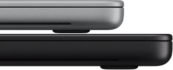 En 14-tommers MacBook Pro med PROLED XDR-skjerm i fargen sølv er stablet oppå en 16-tommers MacBook Pro i fargen stellarsvart for å vise størrelsesforskjellen.