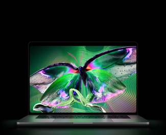 MacBook Pro med PROLED XDR-skjerm, åpent lokk, i fargen sølv, skjermen viser et detaljert bilde med høy kontrast og sterke farger, skjermen lyser opp tastaturet