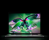 MacBook Pro med PROLED XDR-skjerm, åpent lokk, i fargen sølv, skjermen viser et detaljert bilde med høy kontrast og sterke farger, skjermen lyser opp tastaturet