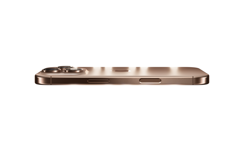 MacBook Pro med PROLED XDR-skjerm, åpent lokk, i fargen sølv, skjermen viser et detaljert bilde med høy kontrast og sterke farger, skjermen lyser opp tastaturet