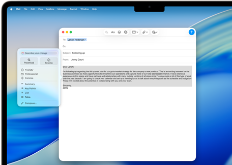 Skjermen på en MacBook Air viser Apple Intelligence-funksjonen Skriveverktøy som genererer en e-posttekst.