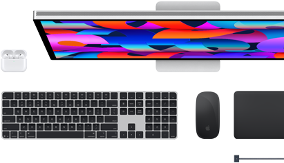 Mac-tilbehør: AirPods, Studio Display, Magic Keyboard, Magic Mouse, Magic Trackpad og MagSafe-ladekabel.