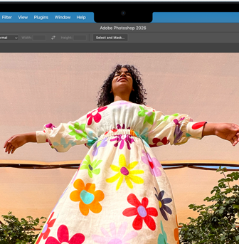 MacBook Air-skjerm med Adobe Photoshop åpent i et vindu med et bilde av en dame i en fargerik, blomstrete kjole, som viser lysstyrken til Liquid Retina-skjermen