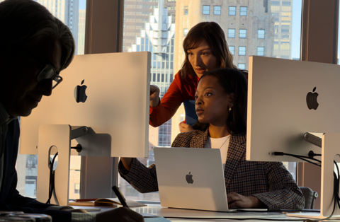Personer jobber på et kontor og bruker flere skjermer samtidig for å vise at du kan koble MacBook Air til eksterne skjermer