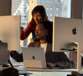 Personer jobber på et kontor og bruker flere skjermer samtidig for å vise at du kan koble MacBook Air til eksterne skjermer