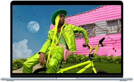 En MacBook Air med Liquid Retina-skjerm vises.