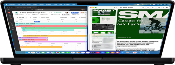Delvis åpen MacBook Pro som viser to dokumenter på en delt skjerm.