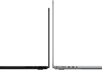 14-tommers MacBook Pro i fargen stellarsvart vises ved siden av 16-tommers MacBook Pro i fargen sølv. De er åpne, vises fra siden og er vendt i motsatte retninger for å vise skjermstørrelsen.