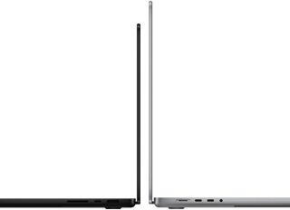 14-tommers MacBook Pro i fargen stellarsvart vises ved siden av 16-tommers MacBook Pro i fargen sølv. De er åpne, vises fra siden og er vendt i motsatte retninger for å vise skjermstørrelsen.