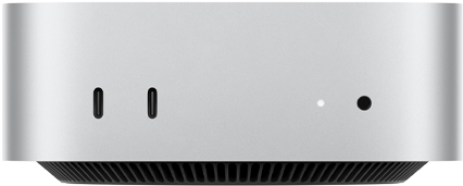 Mac mini vist forfra, to Thunderbolt-porter, statusindikatorlys og hodetelefonutgang, smalnet svart sokkel nederst, flat topp, avrundede sider, rette kanter, sølvfarget