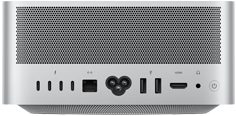 Mac Studio vist bakfra, perforert aluminiumkabinett, fire Thunderbolt 5-porter, én Ethernet-port, én strømforsyning, to USB-A-porter, én HDMI-port, én hodetelefonutgang og av/på-knapp