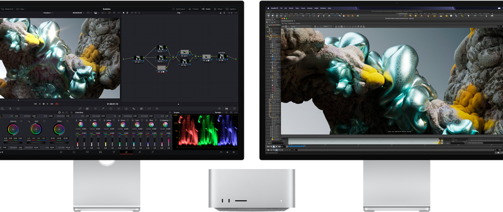 Studio Display-skjerm og Studio Display XDR-skjerm, en på hver side av Mac Studio, som viser et arbeidsområde for en kunstner, 3D-modellering og verktøy