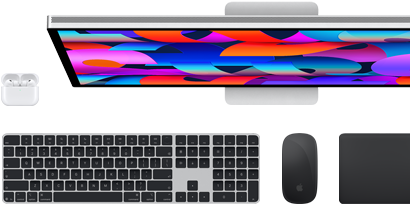 Samling av tilbehør og enheter, inkludert AirPods, Magic Keyboard med Touch ID, Magic Mouse, Magic Trackpad, Studio Display