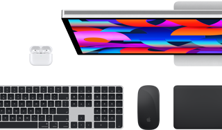 Samling av tilbehør og enheter, inkludert AirPods, Magic Keyboard med Touch ID, Magic Mouse, Magic Trackpad, Studio Display