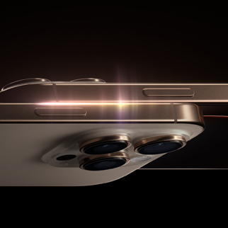 Side om side, iPhone 17 Pro Max, fra baksiden, Pro-kamerasystem, tre objektiver, mikrofon, blits, finish i dyblå, iPhone 17 Pro, fra forsiden, helskjermdesign, finish i dypblå