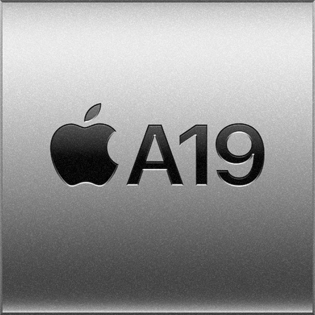 En person skriver ved et skrivebord med en Mac mini, med Studio Display tilkoblet, Magic Keyboard, Magic Trackpad og diverse objekter