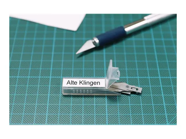 Brother TZe-S221 - Ekstra sterk selvkleber svart på hvitt Rull (0,...