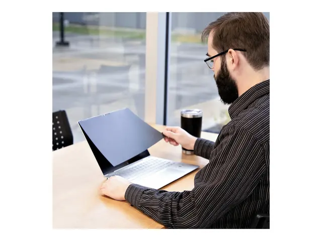 StarTech.com 14-inch 16:9 Touch Privacy Screen, Anti-Glare Filter,...