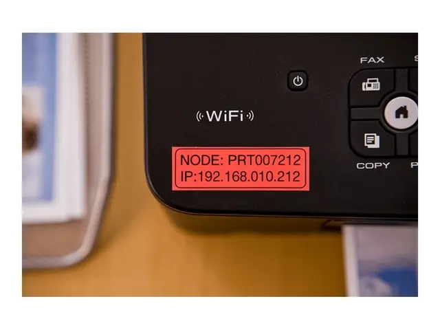 Brother TZe-441 - Standardklebemiddel svart på rødt Rull (1,8 cm x...