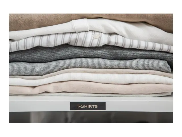 Brother TZe-344 - Standardklebemiddel - gull på sort - Rull (1,8 c...