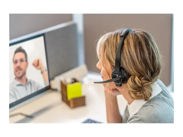 Poly Savi 8220-M Office - 8200 series hodesett on-ear DECT / Bluet...