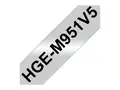 Brother HGE-M951V5 - Sort p&#229; s&#248;lv Rull (2,4 cm x 8 m) 5 kassett(er) laminert teip - for P-Touch PT-9500pc, PT-9700PC, PT-9800PCN; P-Touch R RL-700S