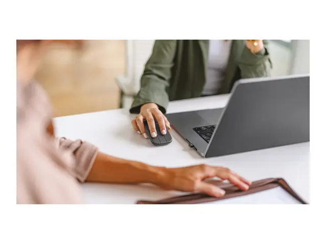 Logitech Mobi Fold for Business - Mus - høyre- og venstrehåndet optisk - 4 knapper - trådløs - Bluetooth 5.0 LE, 2.4 GHz - Logitech Logi Bolt USB-C-mottaker - grafitt 
