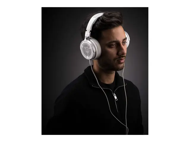 CORSAIR Gaming Virtuoso PRO - Hodesett full størrelse kablet hvit