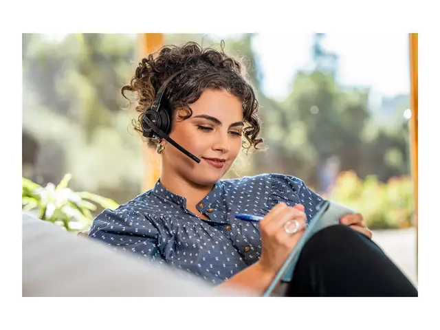 Poly Savi 8210-M Office - 8200 series hodesett on-ear DECT / Bluet...