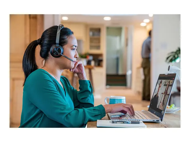 Poly Voyager Focus 2-M - Hodesett on-ear Bluetooth trådløs, kablet...