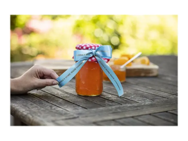 Brother TZe-RL54 - Sateng - gull på lyseblå - Rull (2,4 cm x 4 m) ...