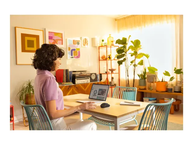 Logitech M240 Silent - Mus høyre- og venstrehåndet optisk 3 knappe...