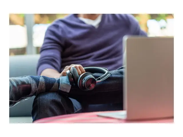Poly Voyager Focus 2-M - Hodesett on-ear Bluetooth trådløs, kablet...