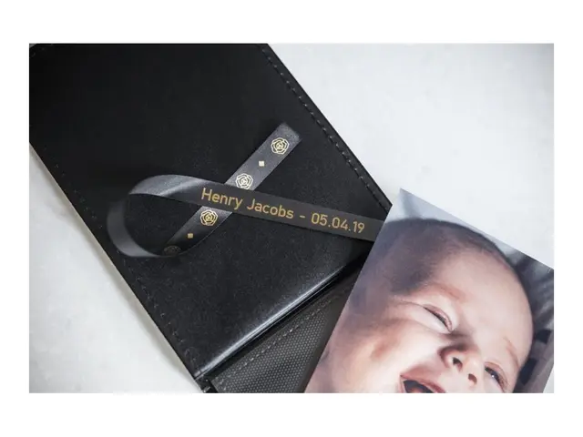 Brother TZe-R334 - Sateng gull på sort Rull (1,2 cm x 4 m) 1 kasse...