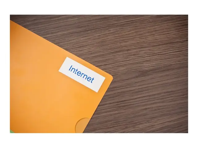 Brother TZe-243 - Selv-adhesiv blått på hvitt Rull (1,8 cm x 8 m) ...