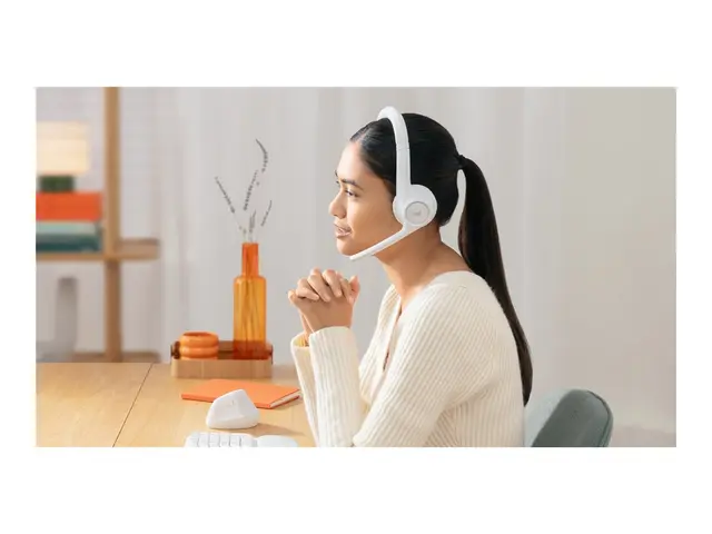 Logitech Zone 300 - Hodesett on-ear Bluetooth trådløs elfenbenshvit