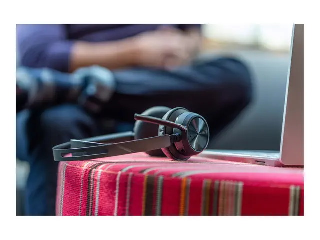 Poly Voyager Focus 2-M - Hodesett on-ear Bluetooth trådløs, kablet...