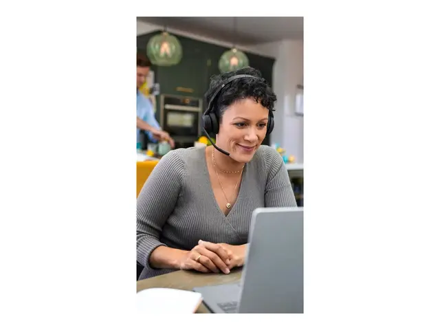 Jabra Evolve2 55 UC Stereo - hodesett med ladestativ