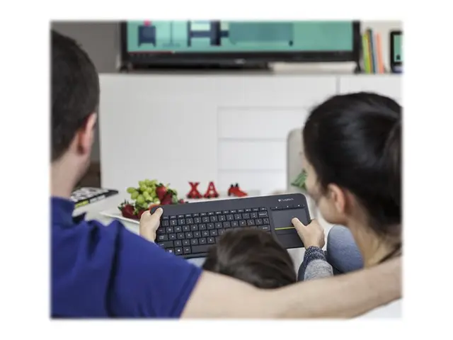 Logitech Wireless Touch Keyboard K400 Plus - Tastatur - trådløs - ...