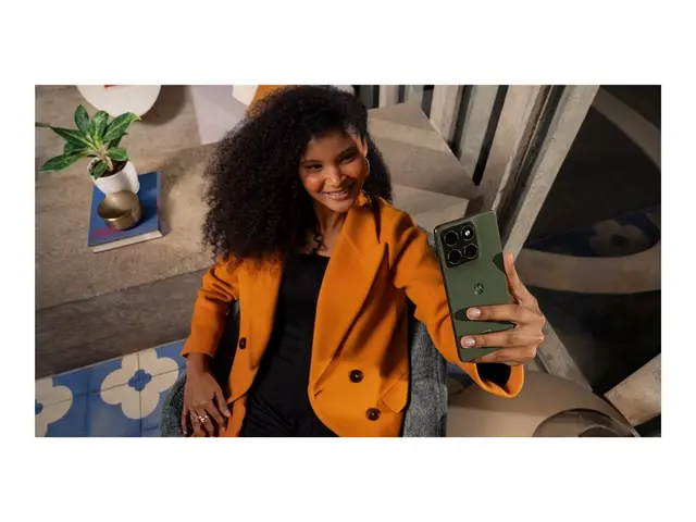 Motorola Edge 70 - Pantone bronsegrønn - 512 GB 