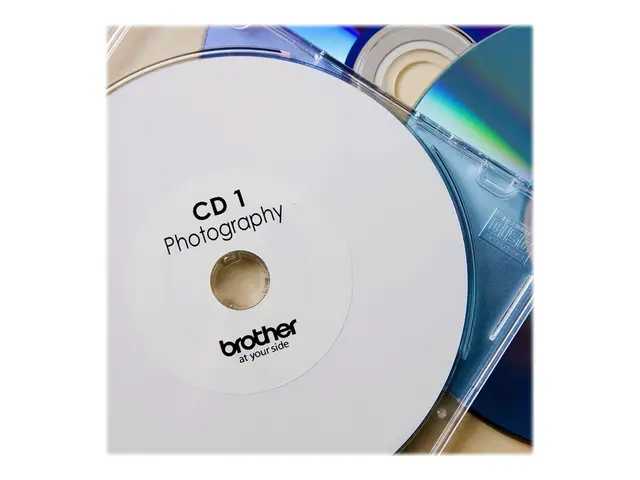 Brother DK-11207 - Svart på hvitt 100 CD/DVD etiketter for QL-1050...