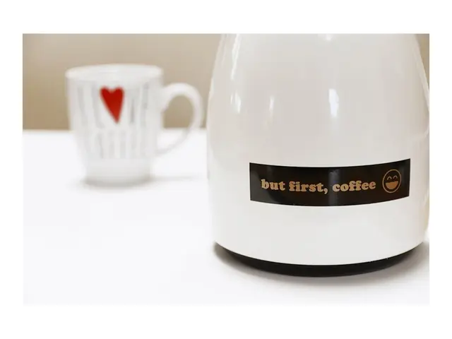 Brother TZe-334 - Selv-adhesiv gull på sort Rull (1,2 cm x 8 m) 1 ...