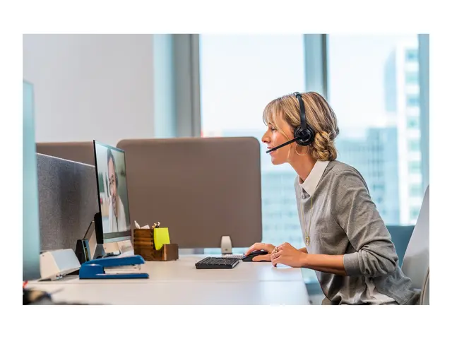 Poly Savi 8220-M Office - 8200 series hodesett on-ear DECT / Bluet...