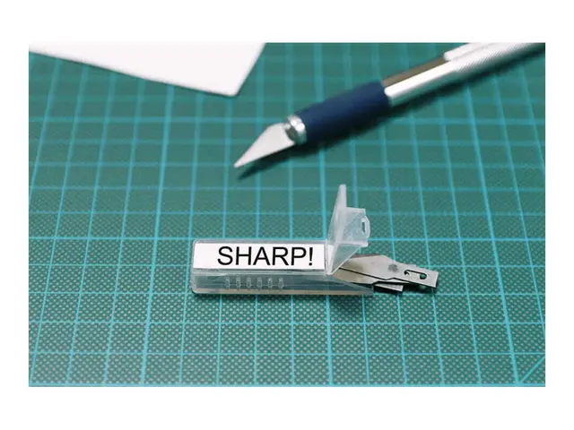 Brother TZe-S221 - Ekstra sterk selvkleber svart på hvitt Rull (0,...