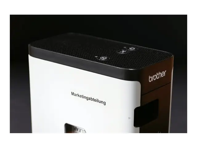 Brother TZe-121 - Selv-adhesiv svart på blank Rull (0,9 cm x 8 m) ...